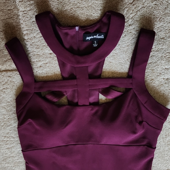 Beautiful Burgundy Front Slit Dress. SIZE: 5 COLOR: Burgundy - Picture 5 of 9